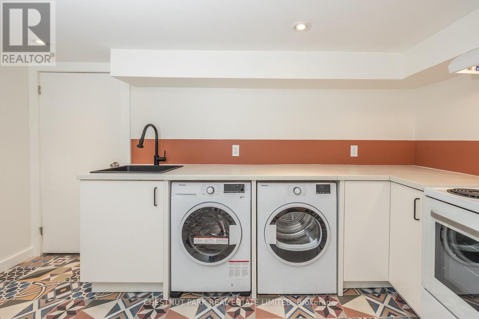 1654 Gerrard Street E, Toronto, Ontario  M4L 2A8 - Photo 12 - E13661560