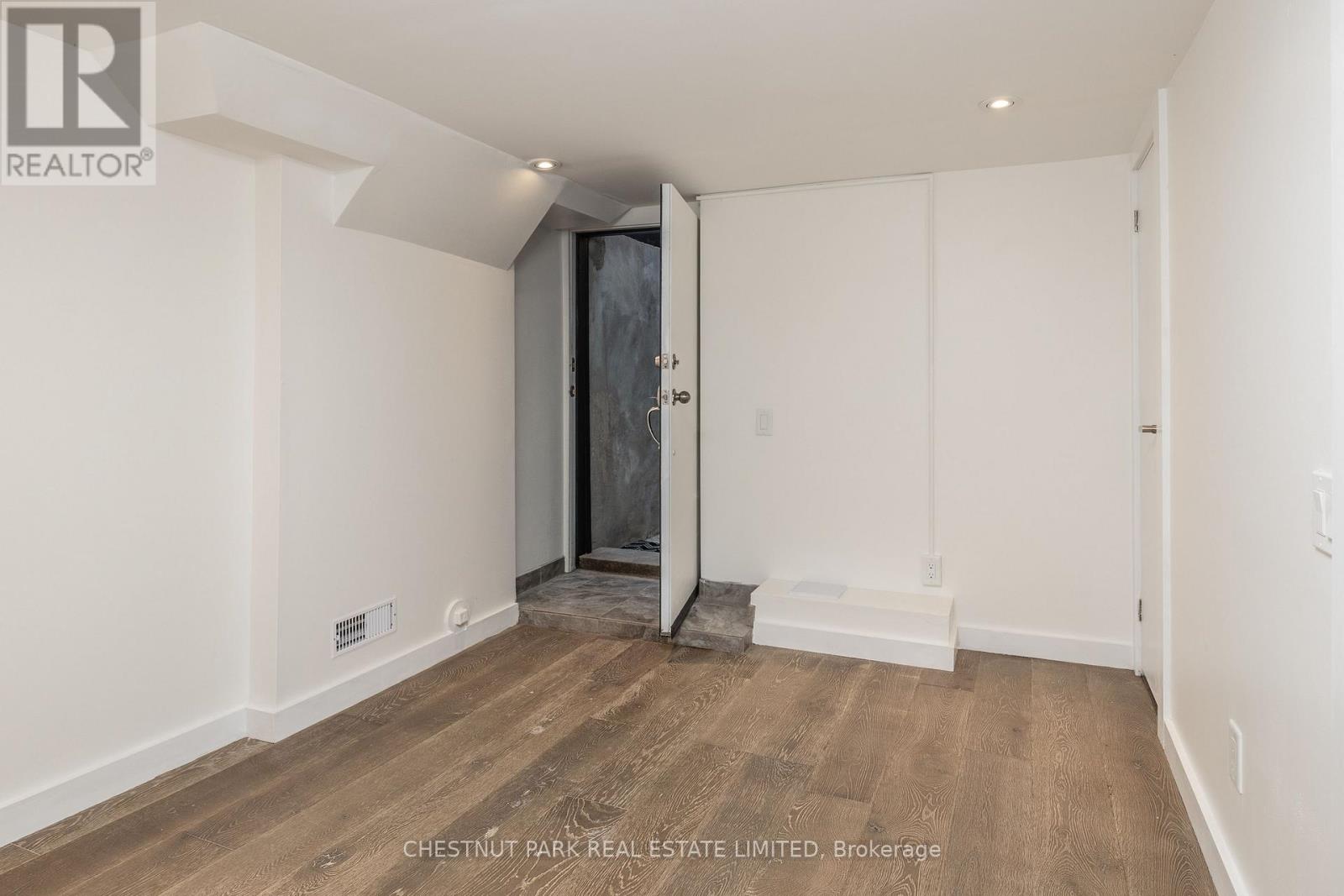1654 Gerrard Street E, Toronto, Ontario  M4L 2A8 - Photo 19 - E13661560