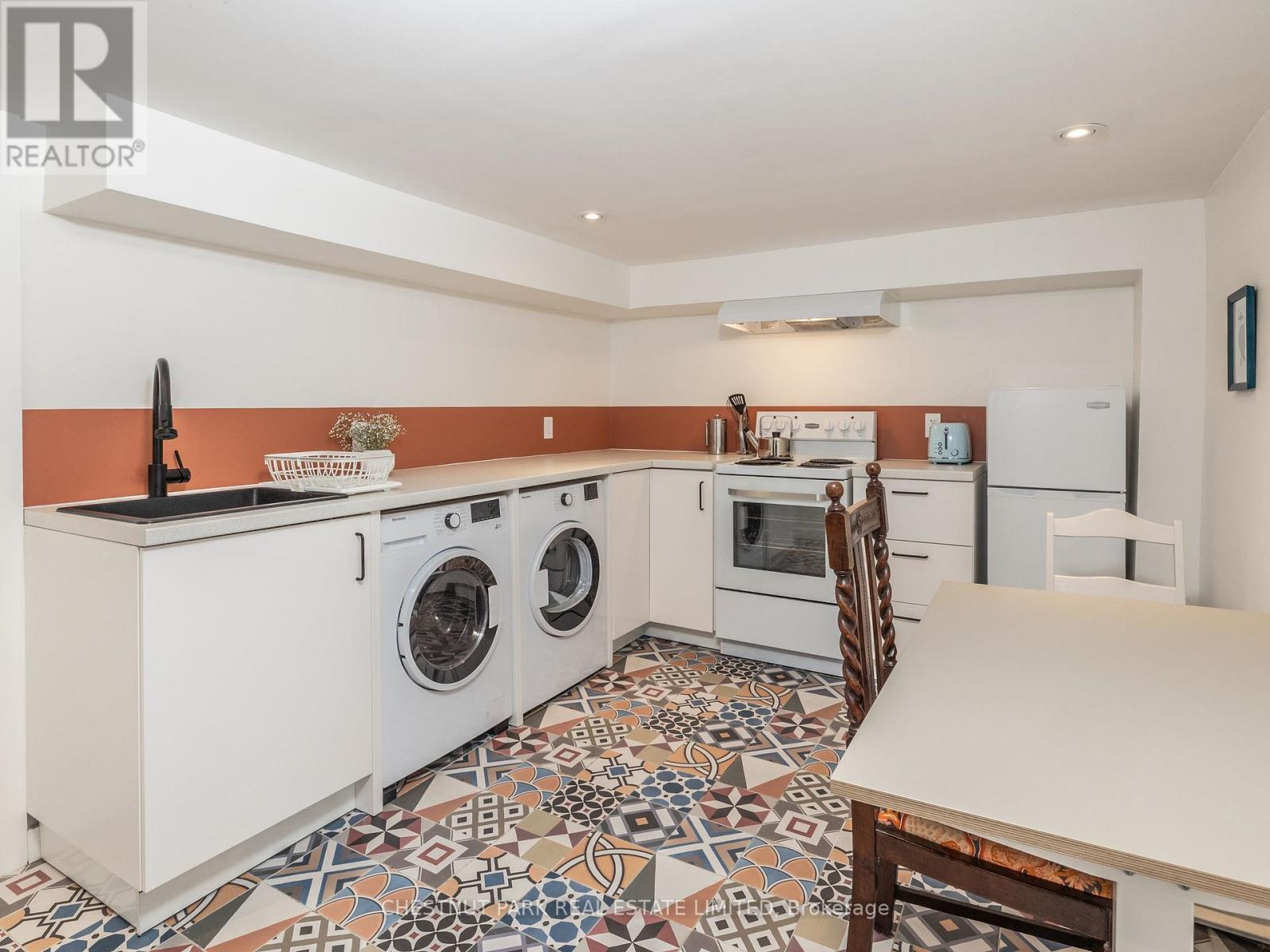 1654 Gerrard Street E, Toronto, Ontario  M4L 2A8 - Photo 8 - E13661560