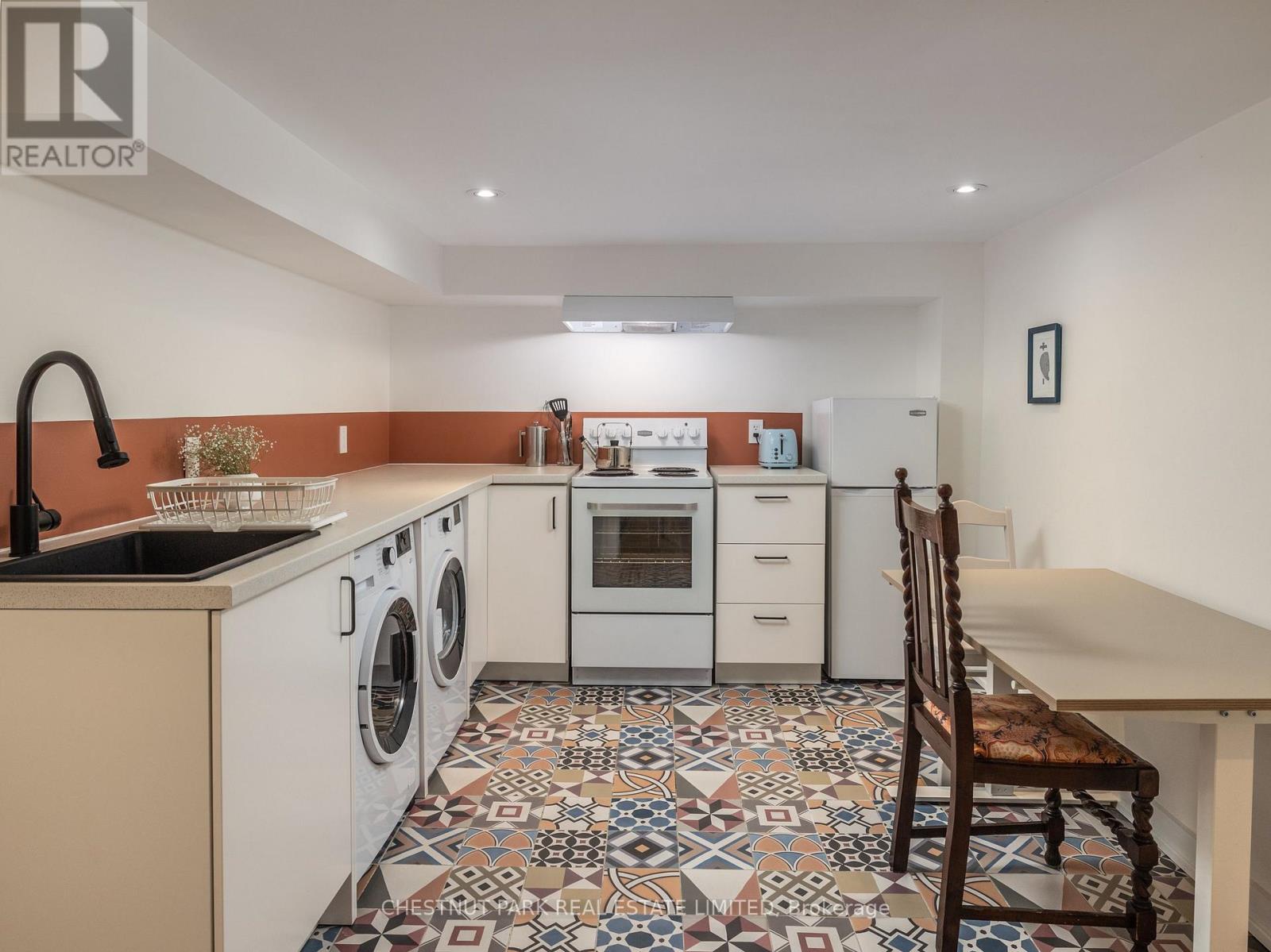 1654 Gerrard Street E, Toronto, Ontario  M4L 2A8 - Photo 9 - E13661560