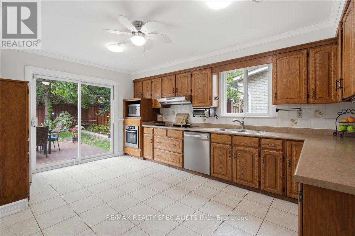 1273 Winding Trail, Mississauga, Ontario  L4Y 2T9 - Photo 13 - W13661482