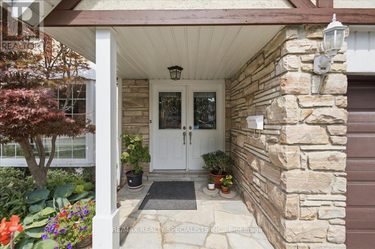1273 Winding Trail, Mississauga, Ontario  L4Y 2T9 - Photo 3 - W13661482