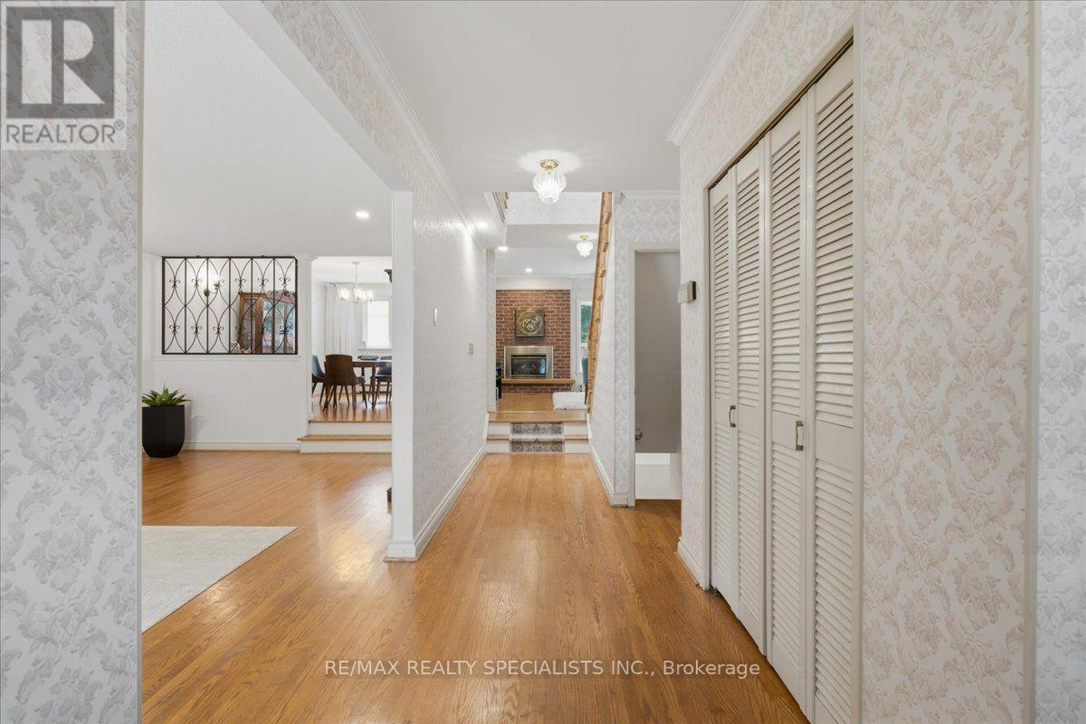1273 Winding Trail, Mississauga, Ontario  L4Y 2T9 - Photo 5 - W13661482