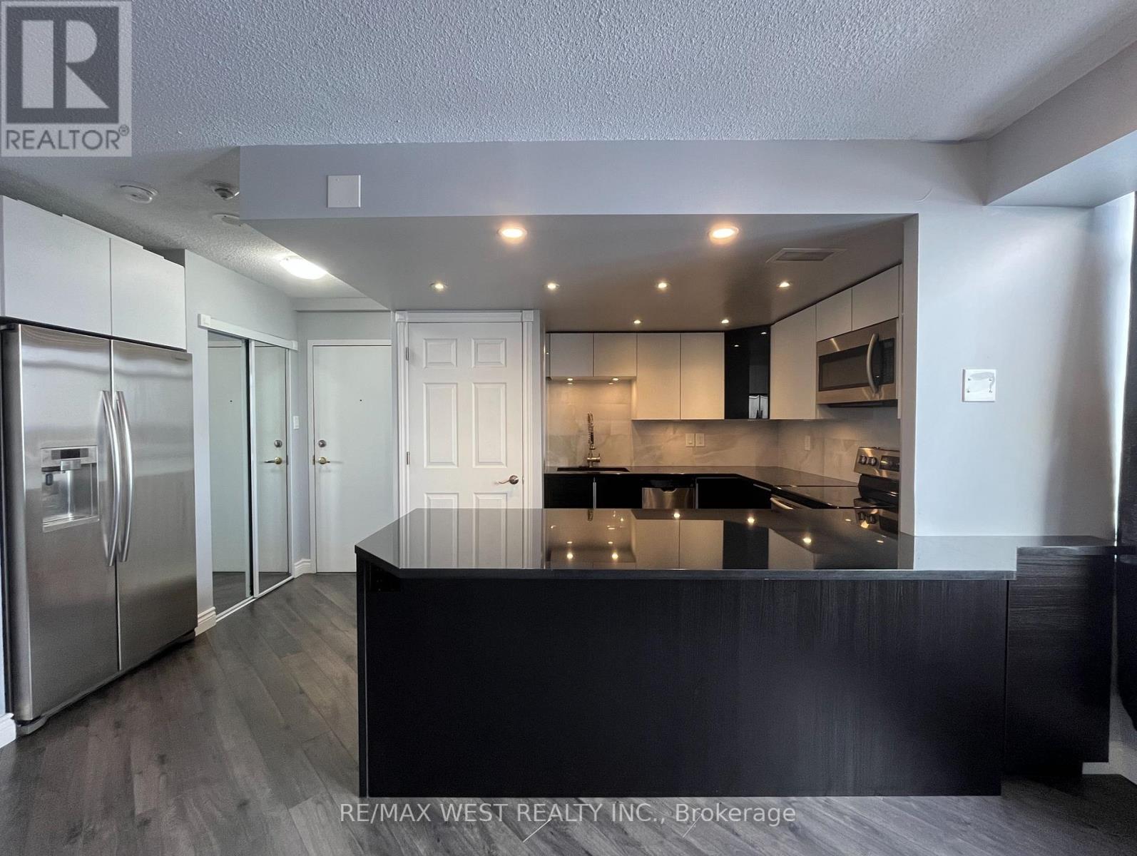 1007 - 300 Webb Drive, Mississauga, Ontario L5B 3W3 - Photo 2 - W13596440