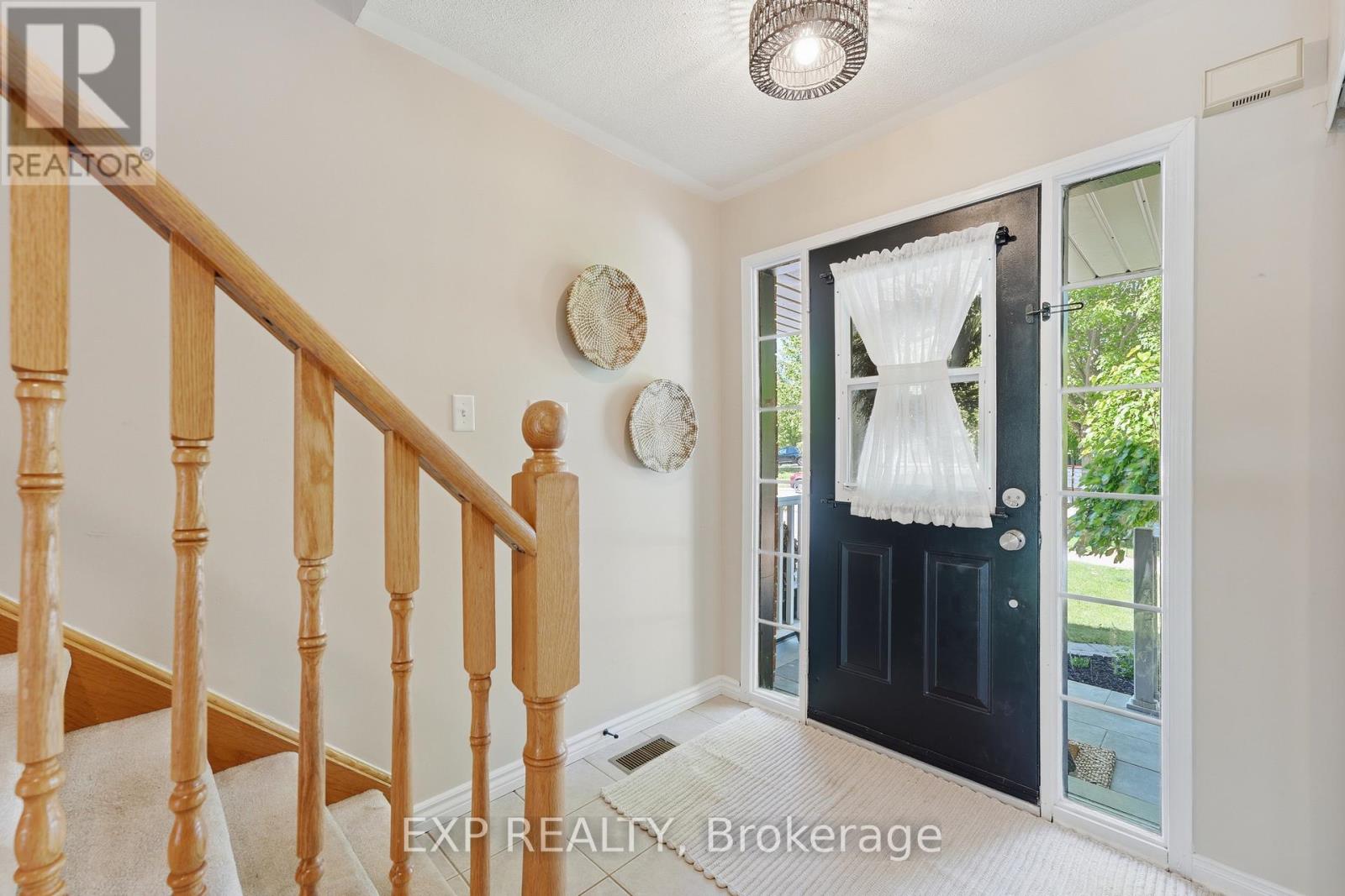 3 Battenberg Court, East Gwillimbury (Mt Albert), Ontario  L0G 1M0 - Photo 3 - N13661616