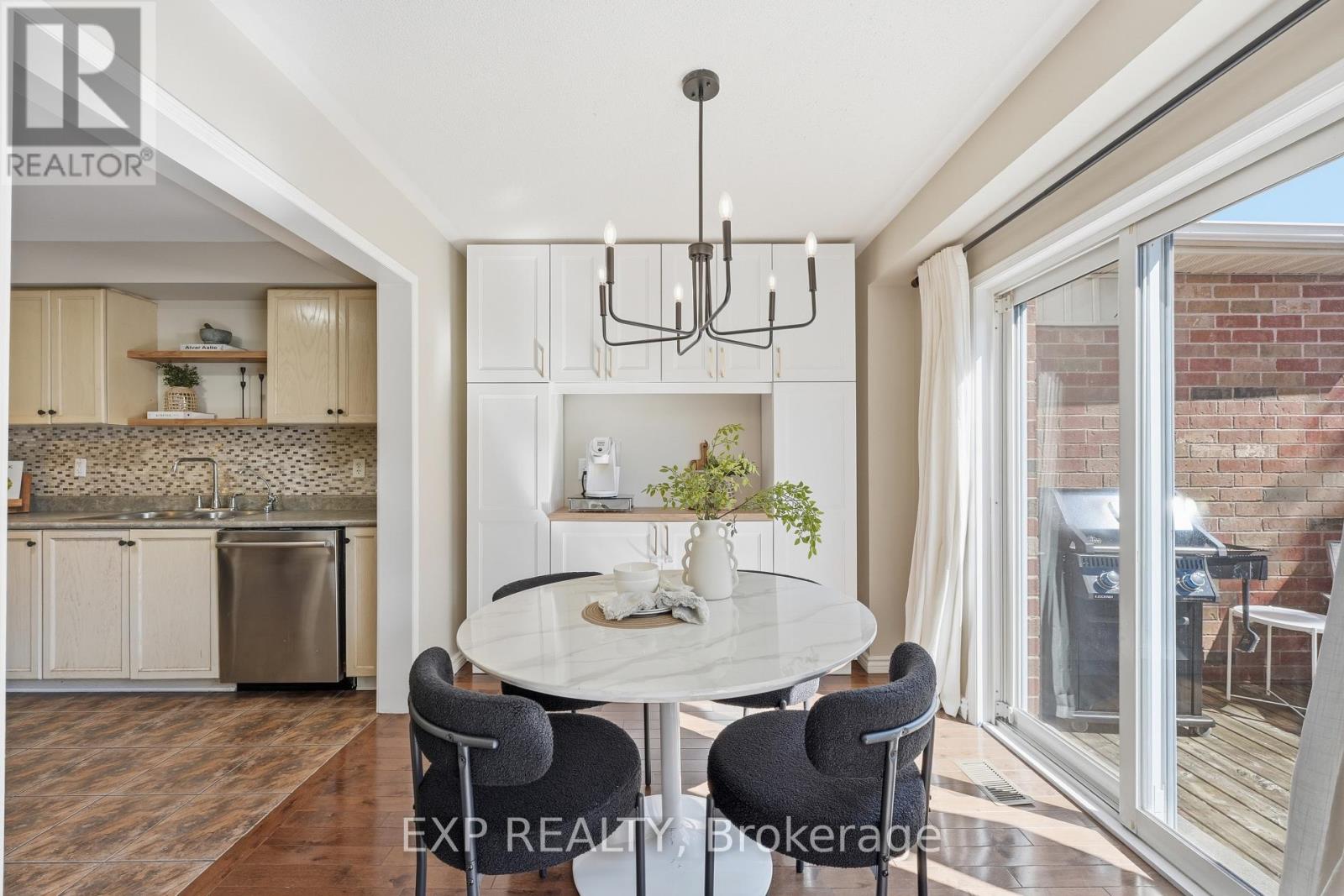 3 Battenberg Court, East Gwillimbury (Mt Albert), Ontario  L0G 1M0 - Photo 6 - N13661616