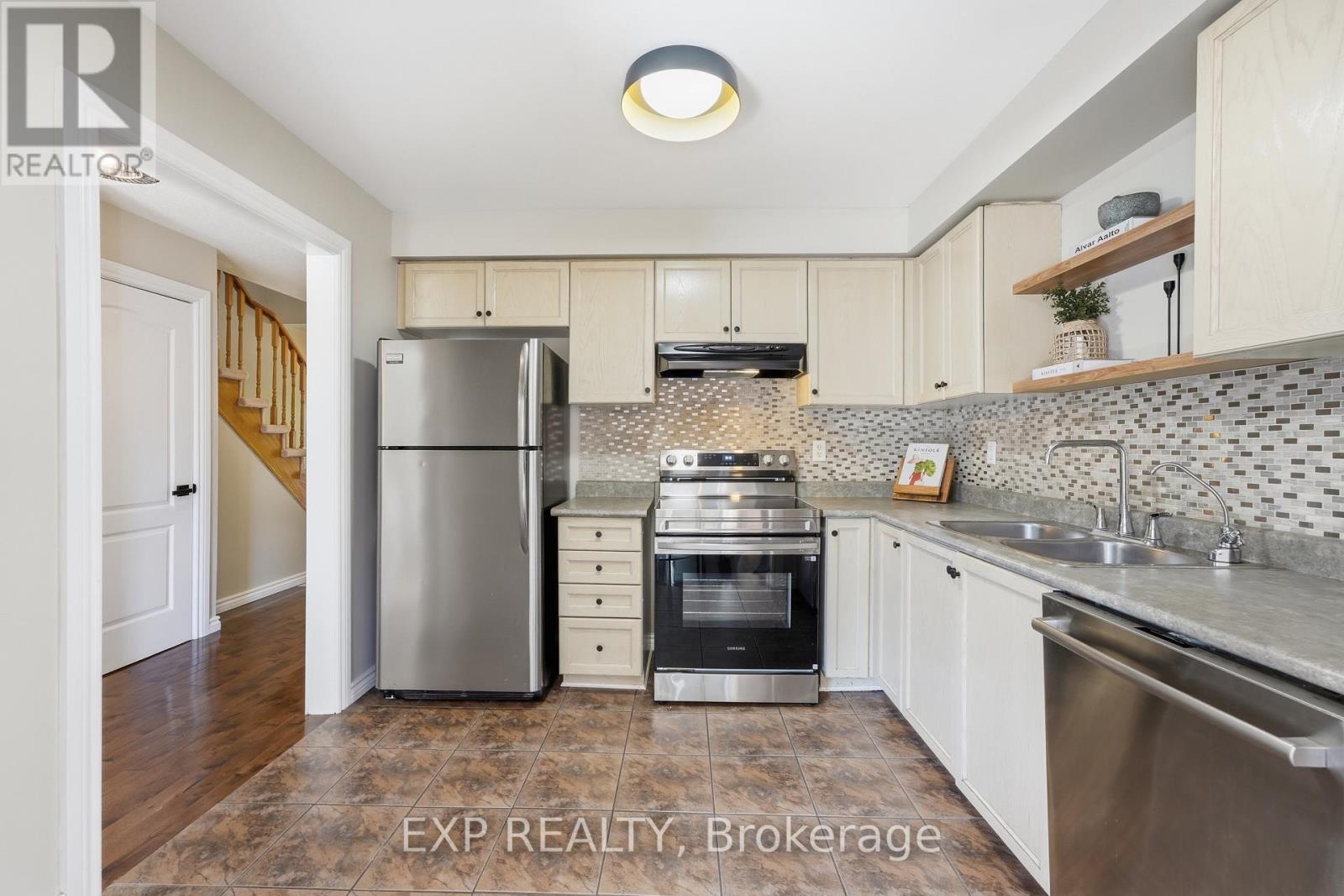 3 Battenberg Court, East Gwillimbury (Mt Albert), Ontario  L0G 1M0 - Photo 7 - N13661616