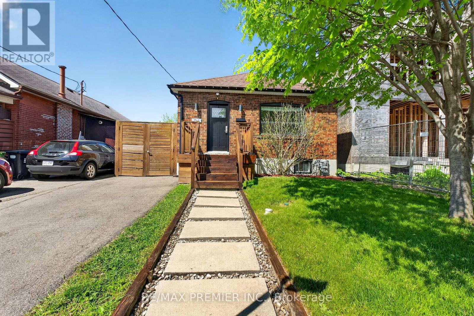 154 Fifth Street, Toronto, Ontario  M8V 2C7 - Photo 2 - W13661836