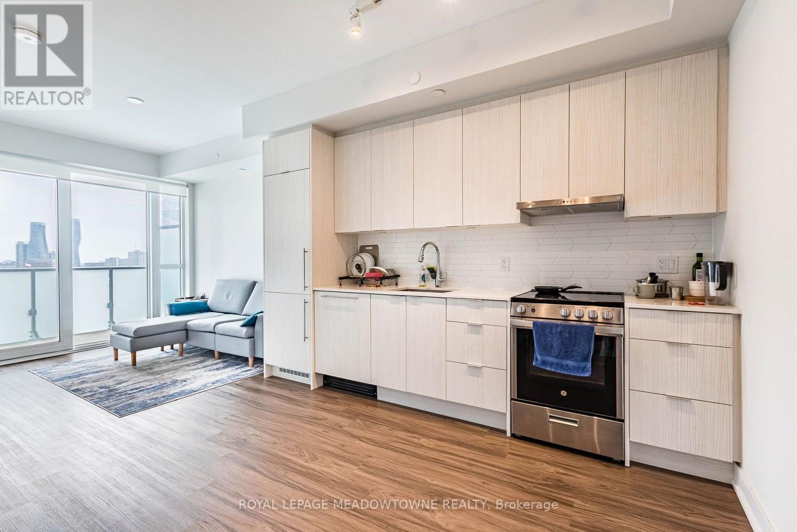 1202 - 430 Square One Drive, Mississauga, Ontario  L5B 0L6 - Photo 6 - W13661918