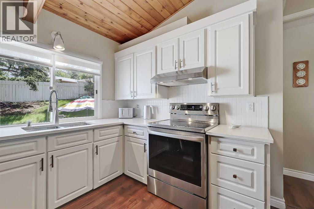 185 Springwood Drive SW, Calgary, Alberta  T2W 0L2 - Photo 5 - A2318547