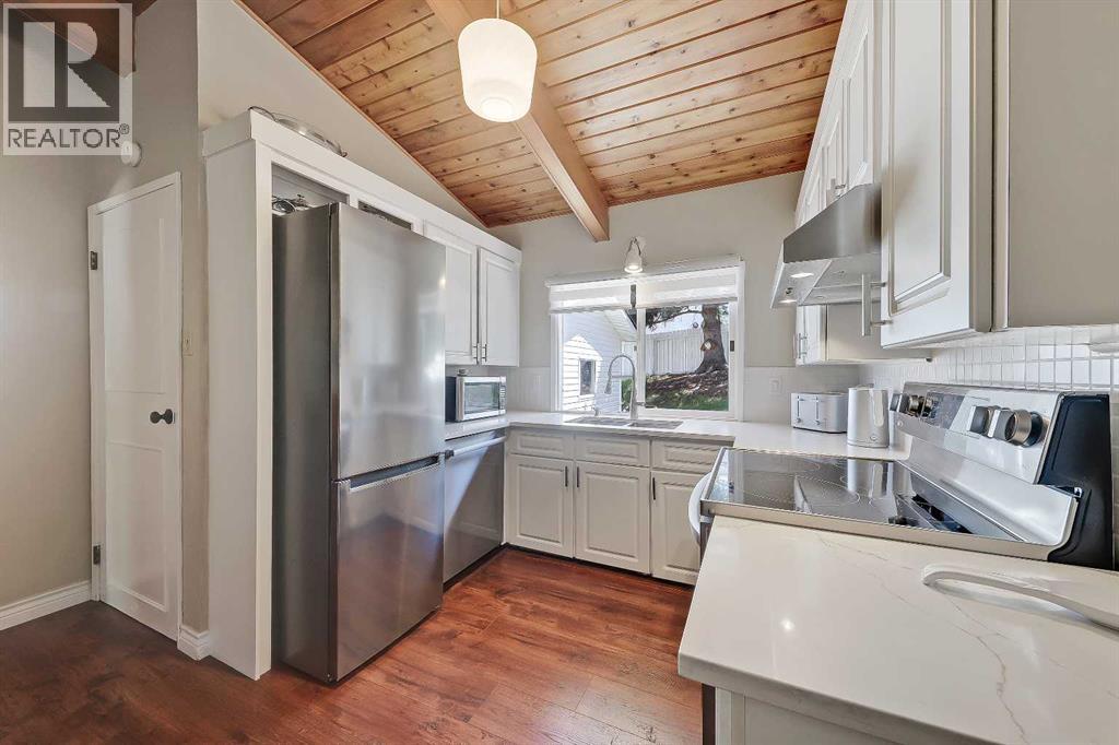 185 Springwood Drive SW, Calgary, Alberta  T2W 0L2 - Photo 3 - A2318547