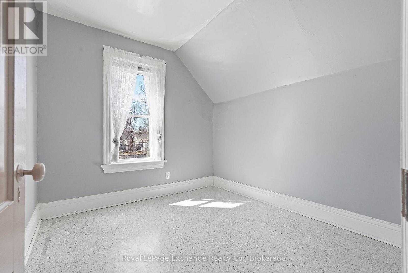 588 11th Avenue, Hanover, Ontario  N4N 2S6 - Photo 20 - X12981660