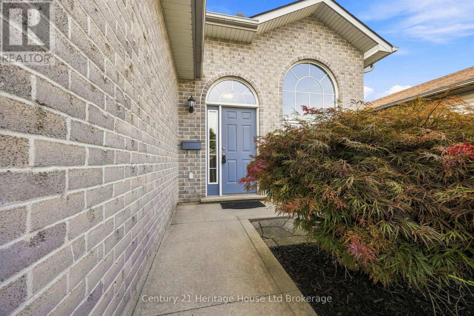 16 Herford Street, Tillsonburg, Ontario  N4G 4V2 - Photo 2 - X13662006