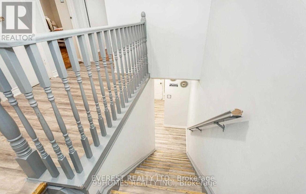 7549 Catalpa Road, Mississauga, Ontario  L4T 2T2 - Photo 4 - W13662030