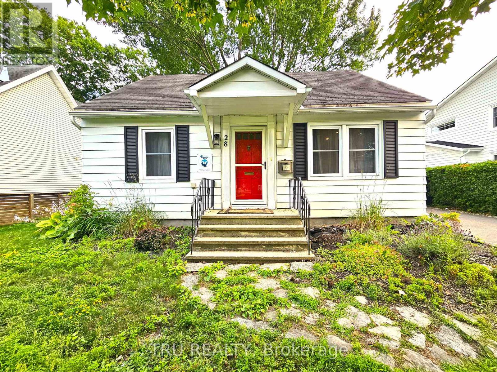 28 Arundel Avenue, Ottawa, Ontario  K1K 0B6 - Photo 1 - X13662346
