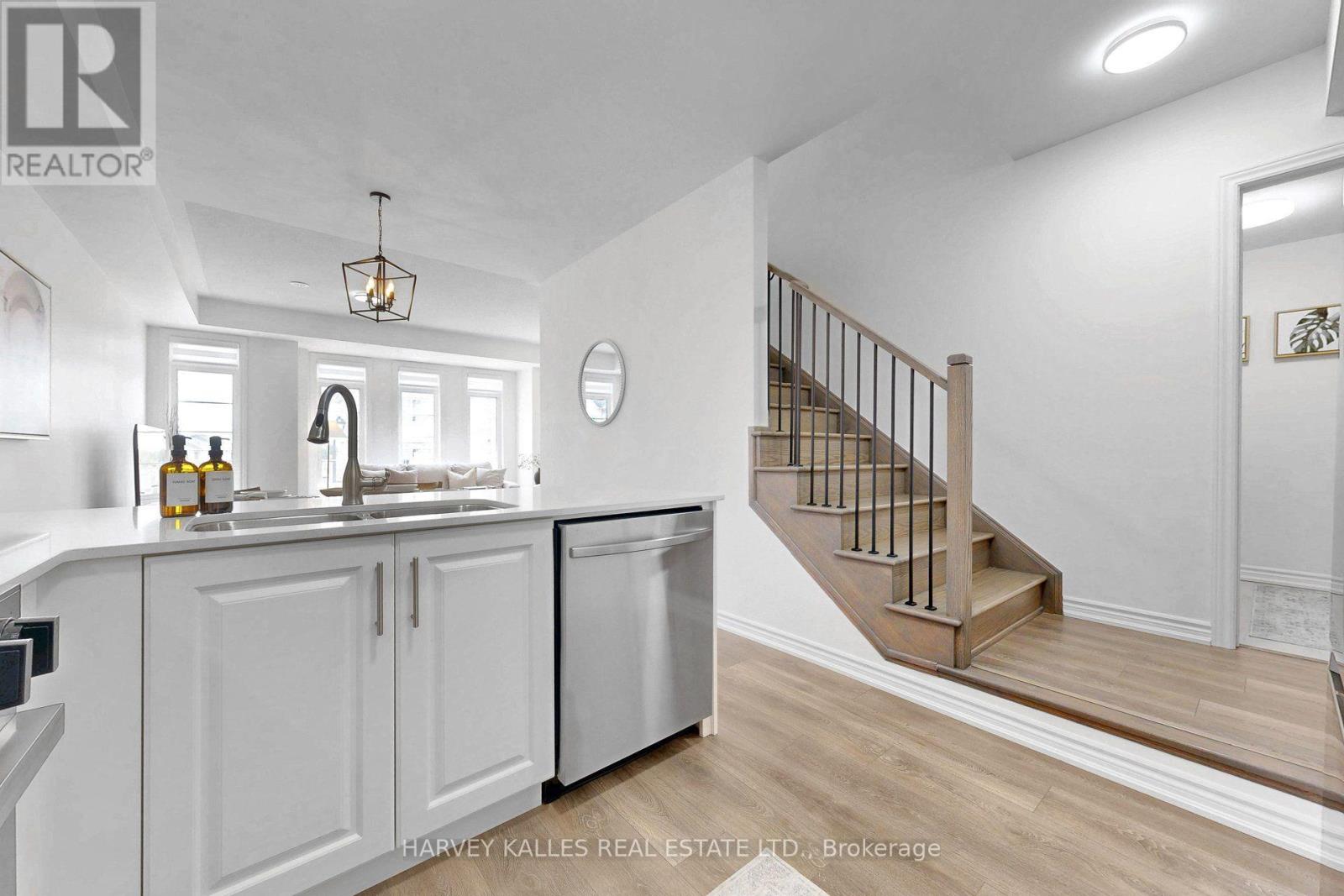 32 Mel Irving Drive, Bradford West Gwillimbury, Ontario  L3Z 4P1 - Photo 22 - N13662230