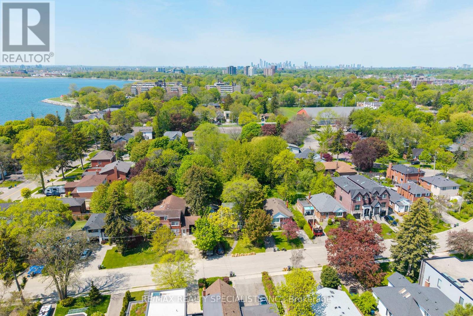 4 Elton Crescent, Toronto, Ontario  M8W 2X8 - Photo 4 - W13662156