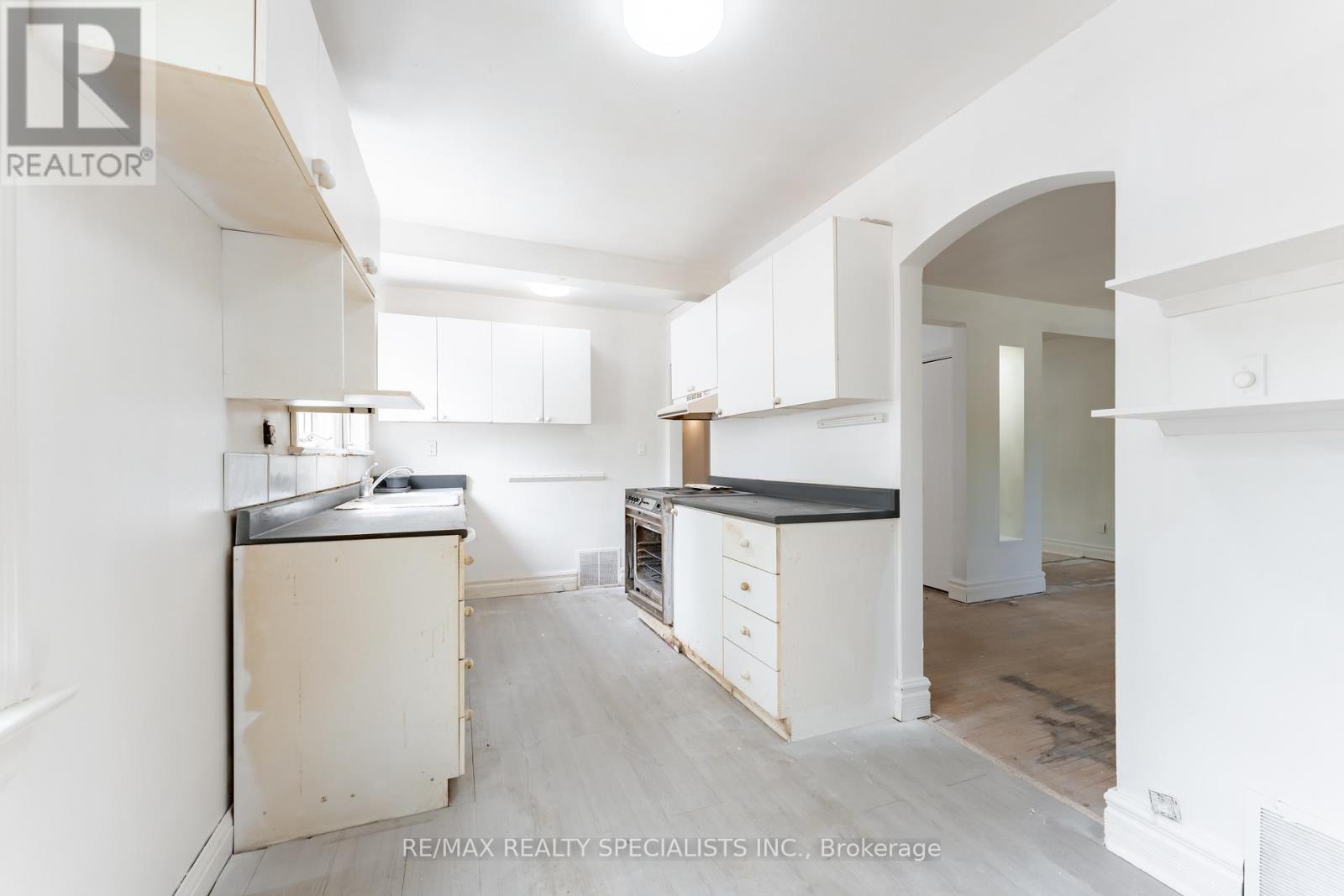 4 Elton Crescent, Toronto, Ontario  M8W 2X8 - Photo 6 - W13662156