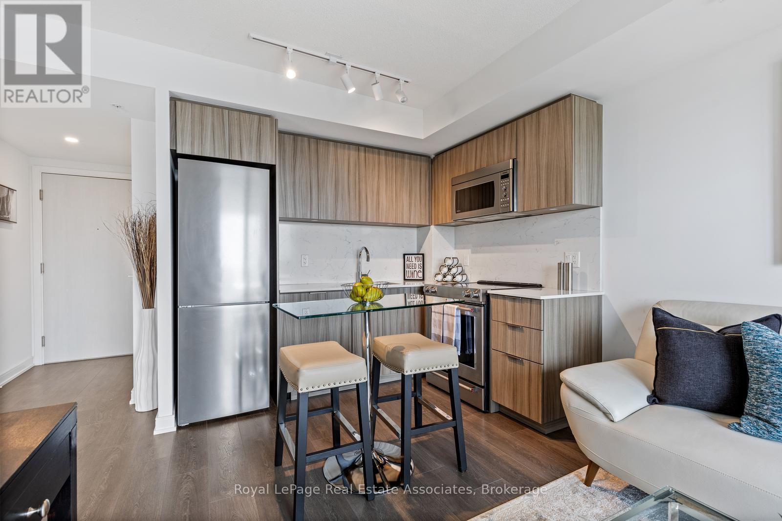 1403 - 30 Samuel Wood Way, Toronto, Ontario  M9B 0C9 - Photo 2 - W13662422