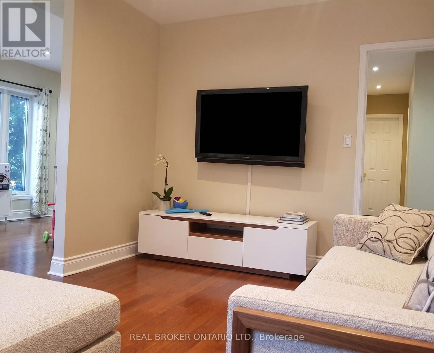 Side - 256 The Kingsway Road, Toronto, Ontario  M9A 3T5 - Photo 3 - W13662424