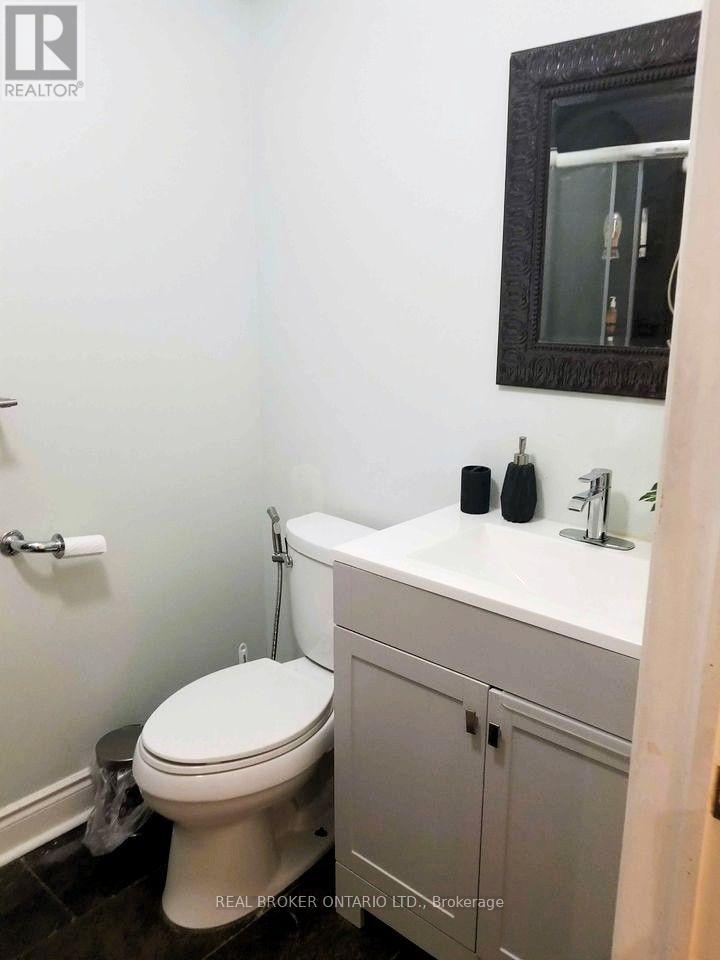 Side - 256 The Kingsway Road, Toronto, Ontario  M9A 3T5 - Photo 8 - W13662424