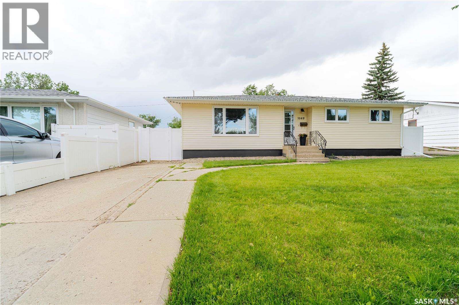 1048 11th Avenue Nw, Moose Jaw, Saskatchewan  S6H 4L5 - Photo 2 - SK045241