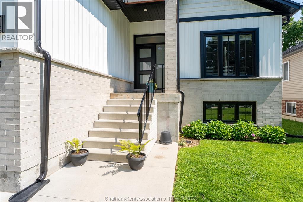 339 Oak Street West, Bothwell, Ontario  N0P 1C0 - Photo 2 - 26019440
