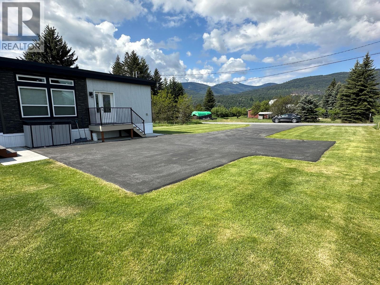 928 Waterloo Crescent, Castlegar, British Columbia  V1N 4M3 - Photo 3 - 10389931