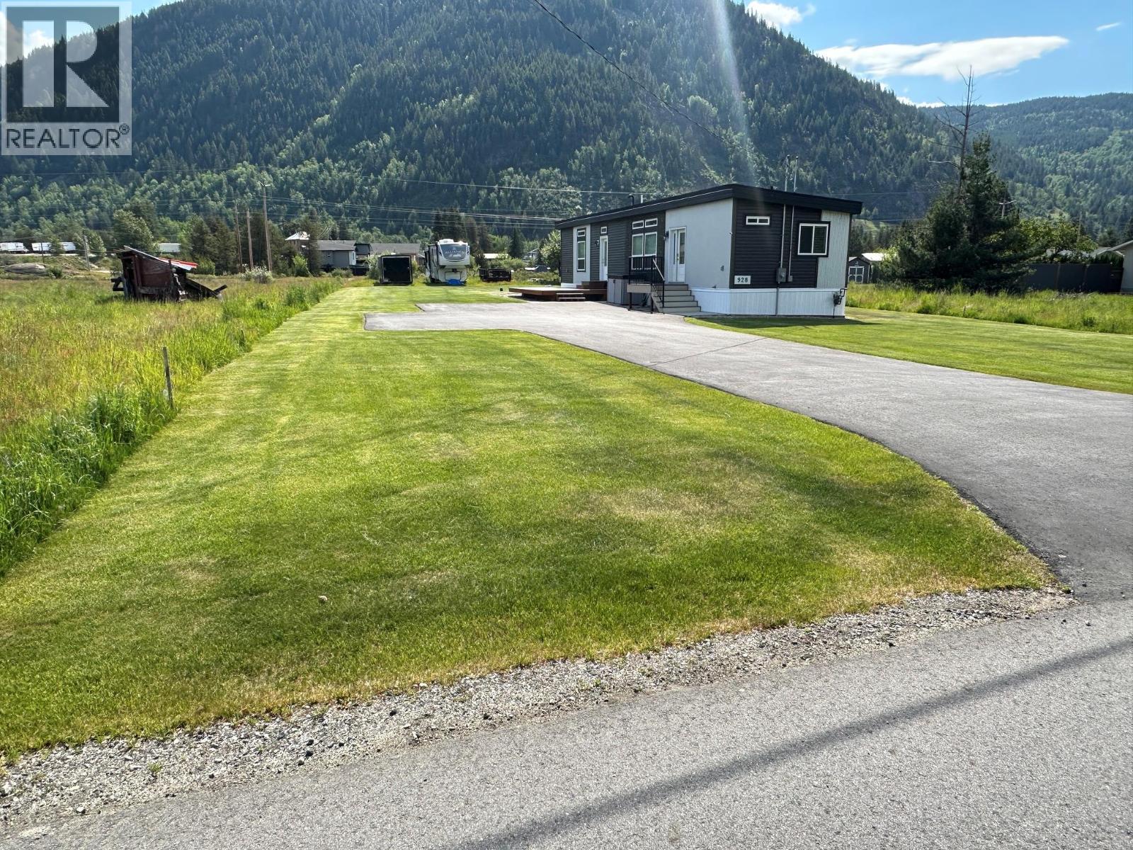 928 Waterloo Crescent, Castlegar, British Columbia  V1N 4M3 - Photo 4 - 10389931