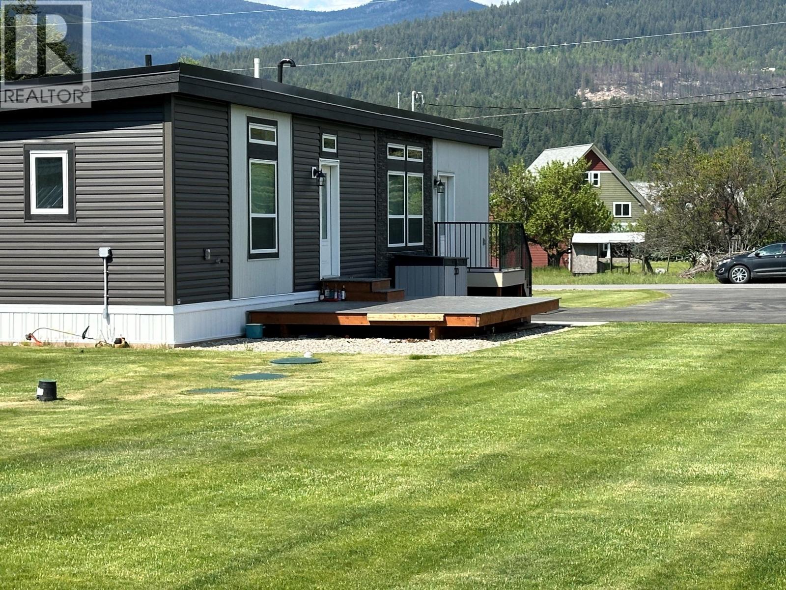 928 Waterloo Crescent, Castlegar, British Columbia  V1N 4M3 - Photo 2 - 10389931