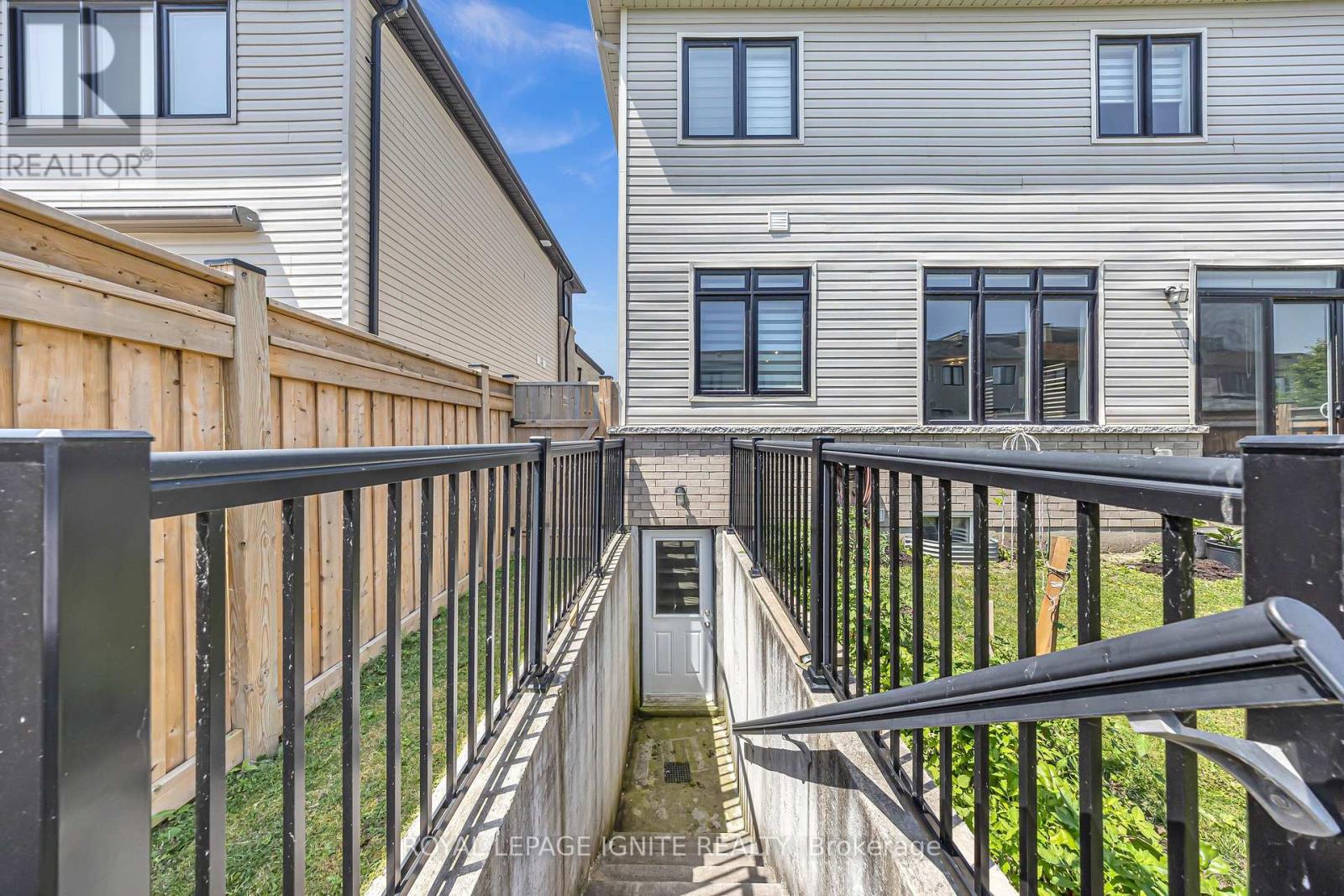 11 Larkin Lane, Clarington, Ontario  L1C 4A7 - Photo 7 - E13662664