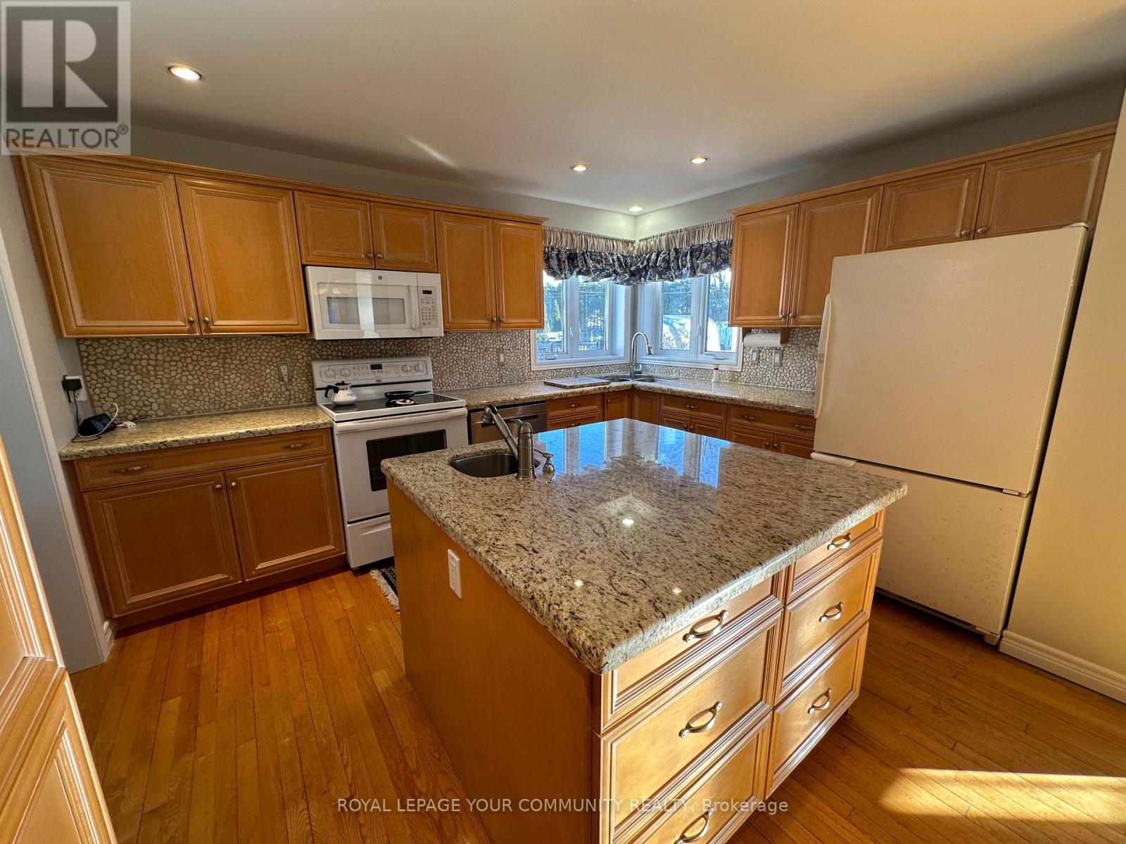 203 Lake Drive E, Georgina, Ontario  L4P 3E9 - Photo 7 - N13662838
