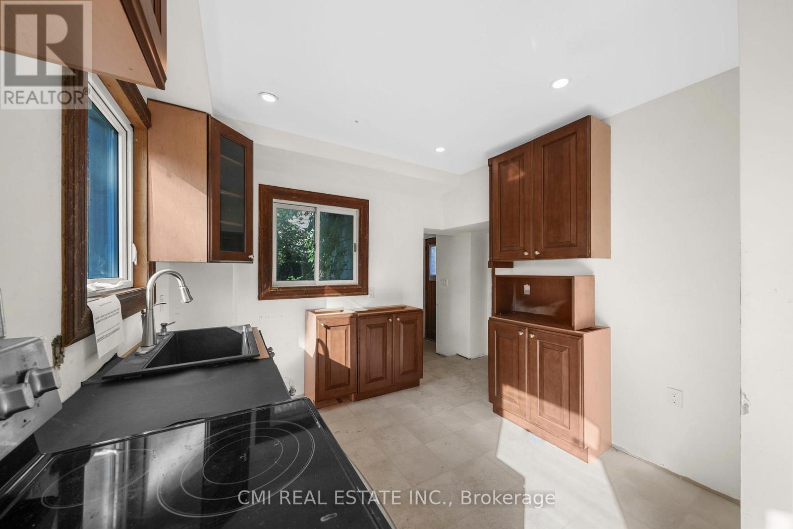 43 Perry Street, Barrie, Ontario  L4N 2G2 - Photo 12 - S13662796