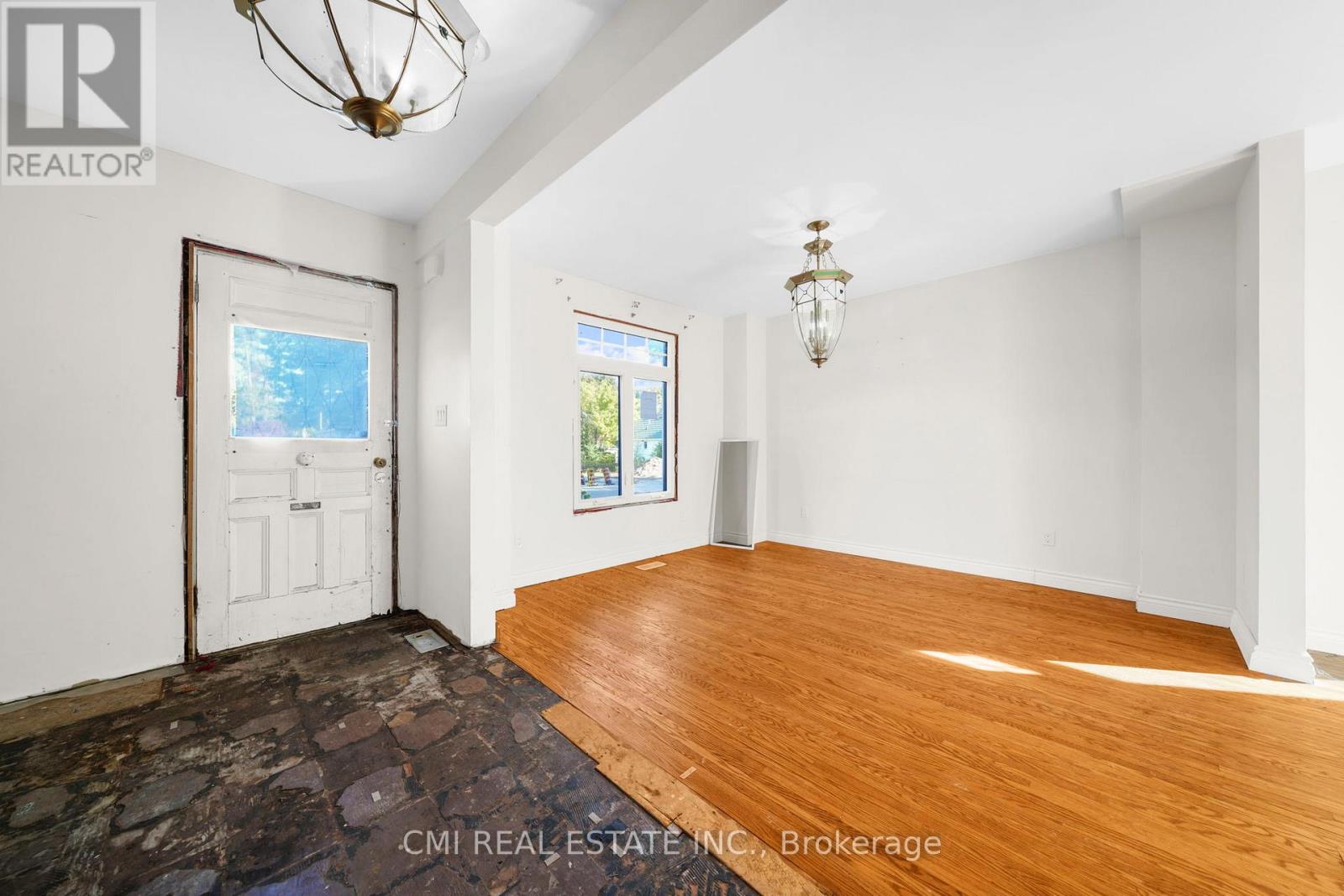 43 Perry Street, Barrie, Ontario  L4N 2G2 - Photo 6 - S13662796