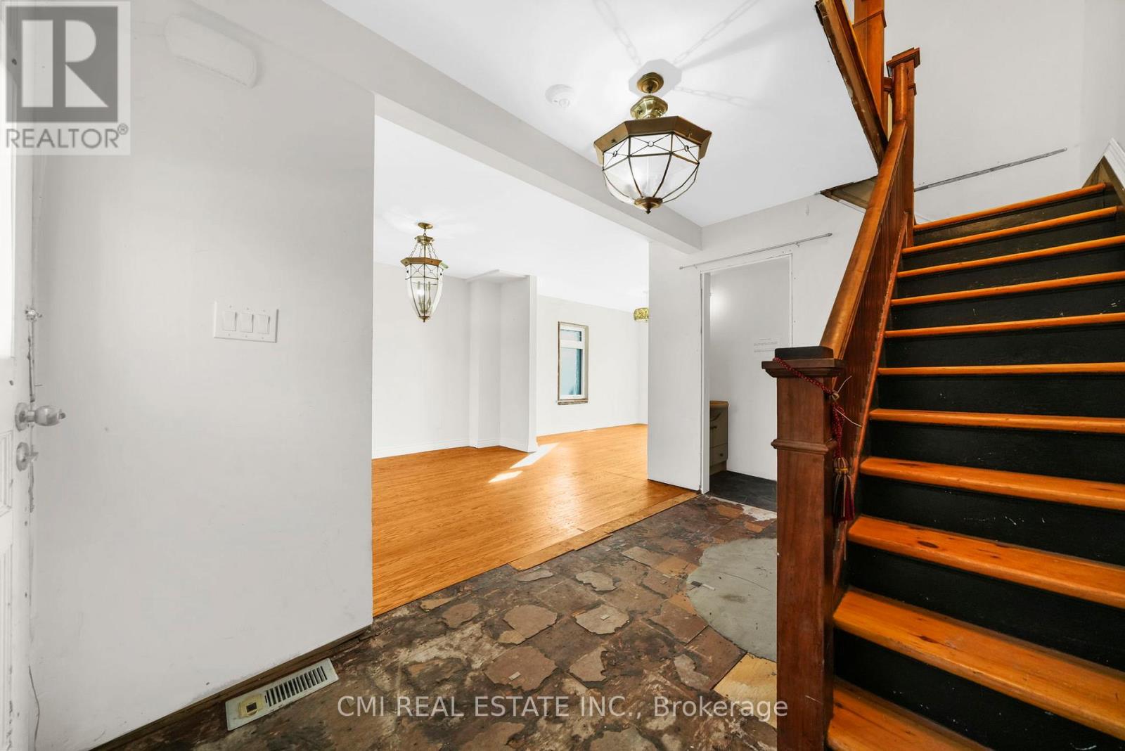43 Perry Street, Barrie, Ontario  L4N 2G2 - Photo 7 - S13662796