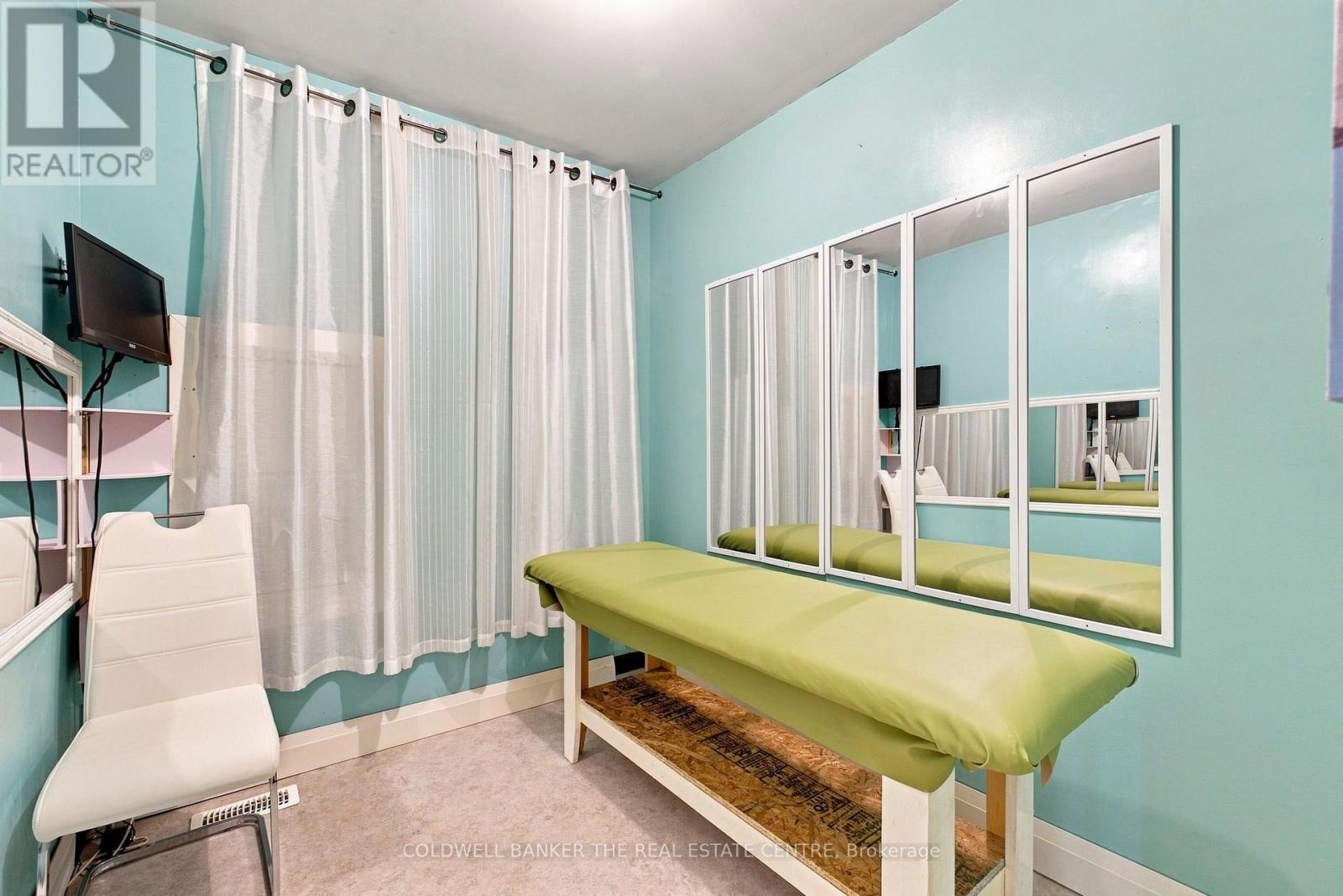 2236 Eglinton Avenue W, Toronto, Ontario M6E 2L3 - Photo 4 - W13662712