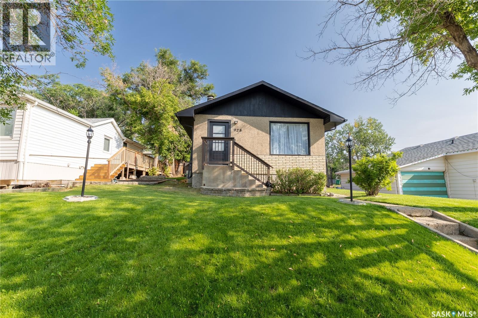 928 Hochelaga Street W, Moose Jaw, Saskatchewan  S6H 2H8 - Photo 2 - SK045173