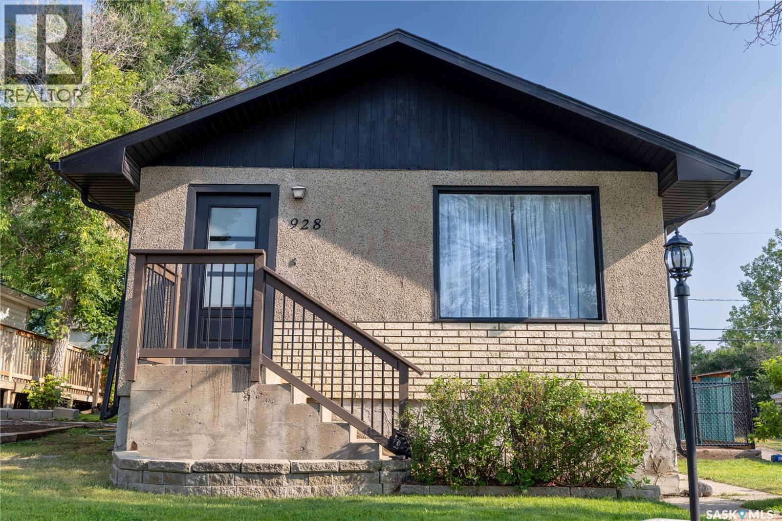 928 Hochelaga Street W, Moose Jaw, Saskatchewan  S6H 2H8 - Photo 3 - SK045173