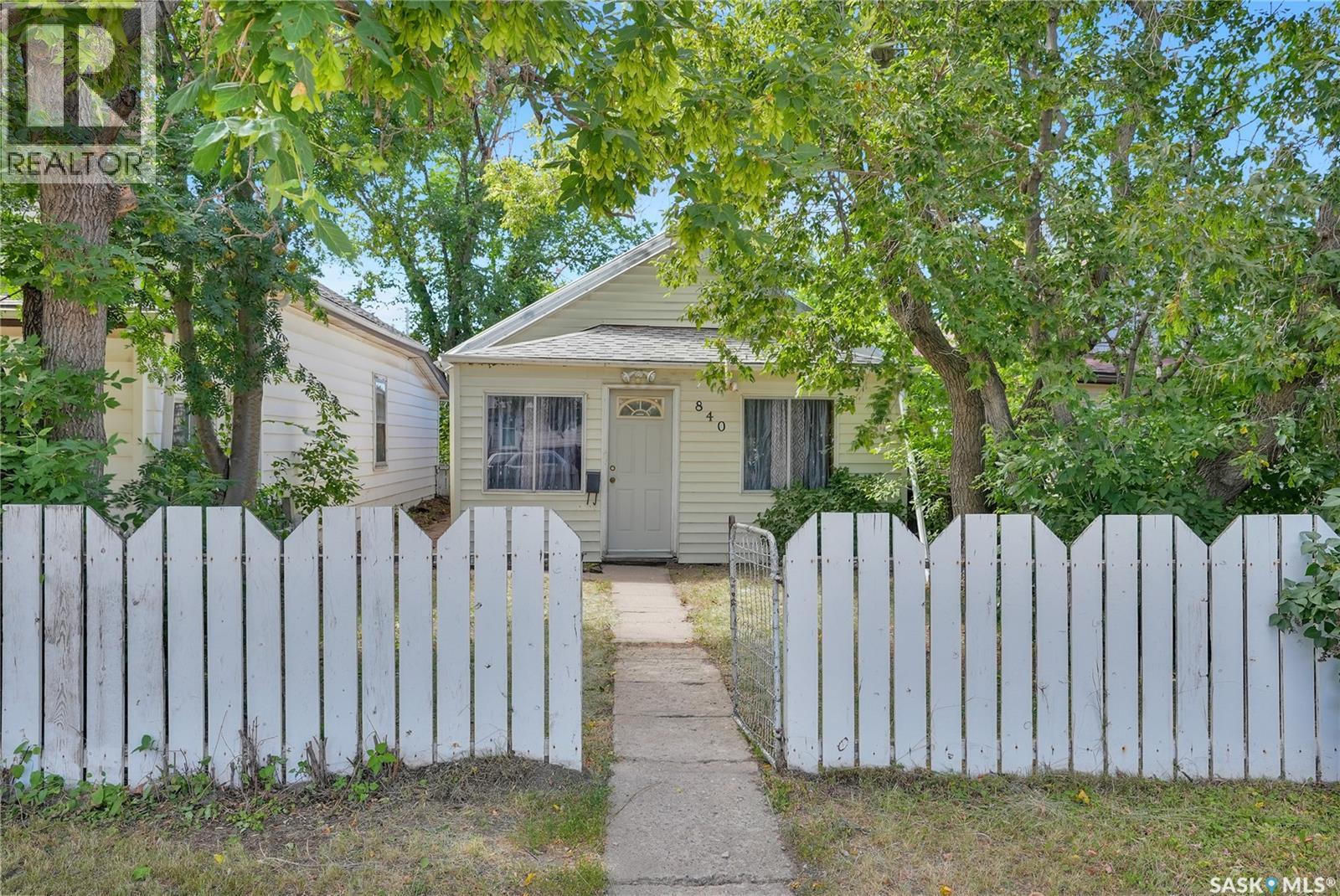 840 Grey Avenue, Moose Jaw, Saskatchewan  S6H 1N1 - Photo 1 - SK045050
