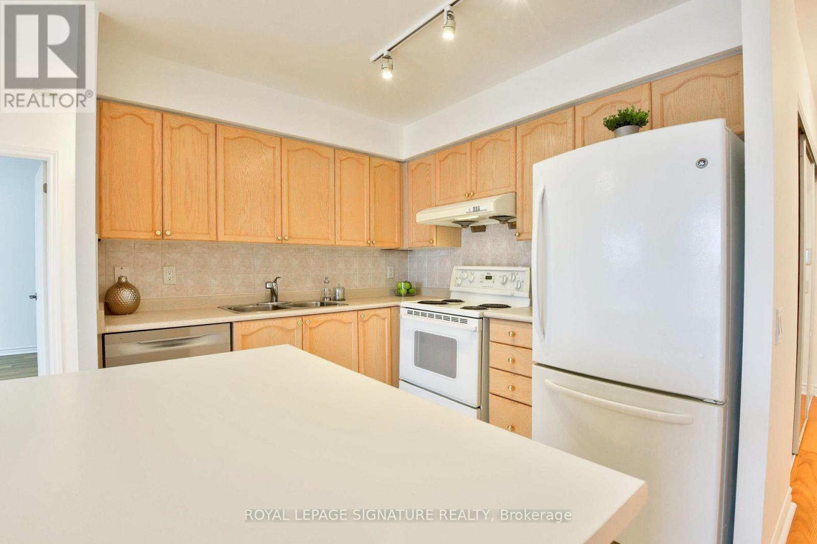 705 - 8 Mondeo Drive, Toronto, Ontario  M1P 5C7 - Photo 12 - E13662588