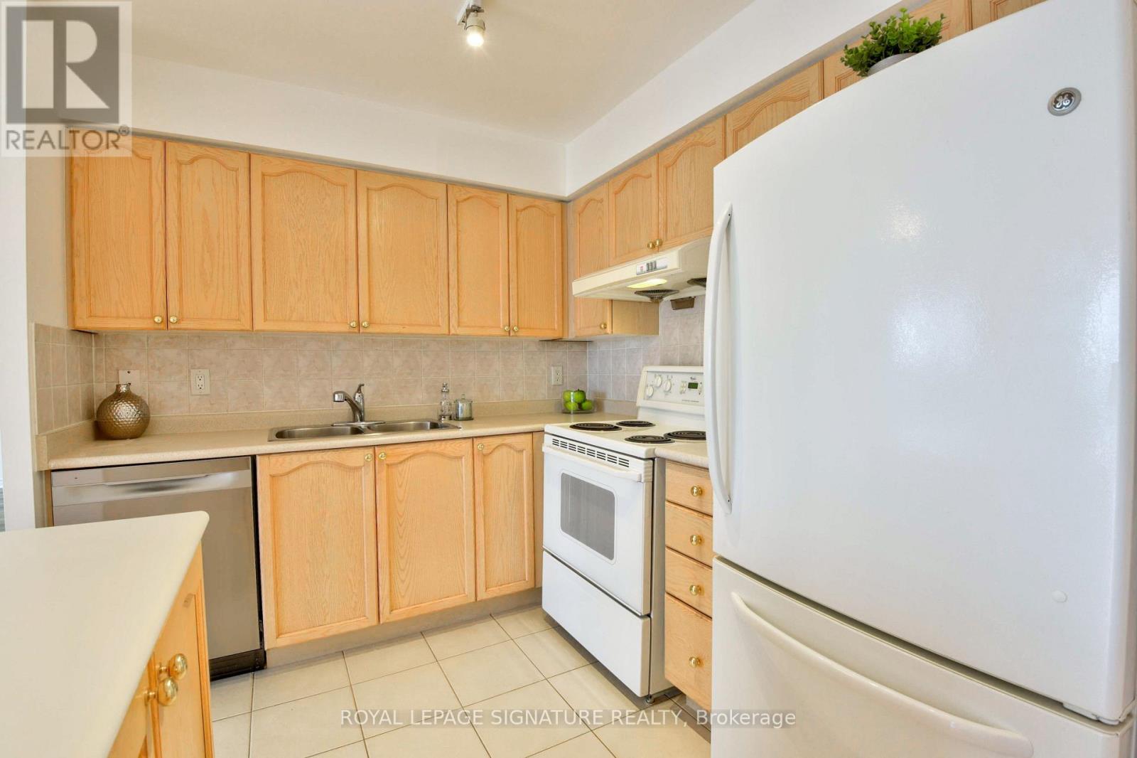 705 - 8 Mondeo Drive, Toronto, Ontario  M1P 5C7 - Photo 15 - E13662588