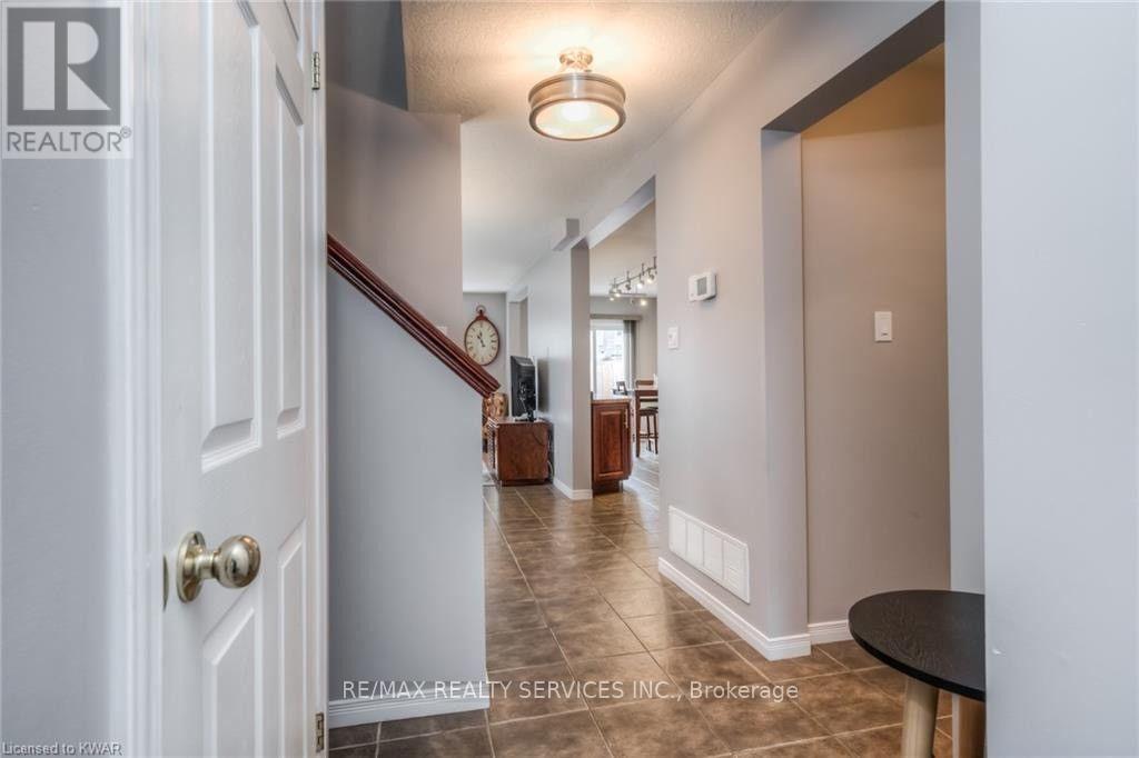 317 Briarmeadow Drive, Kitchener, Ontario  N2A 4L1 - Photo 5 - X13662680