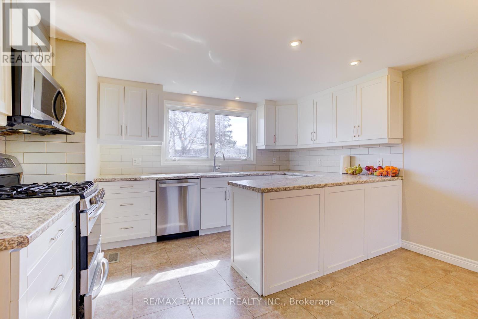 22 Blackhorne Crescent, Kitchener, Ontario  N2E 1T1 - Photo 4 - X13662698