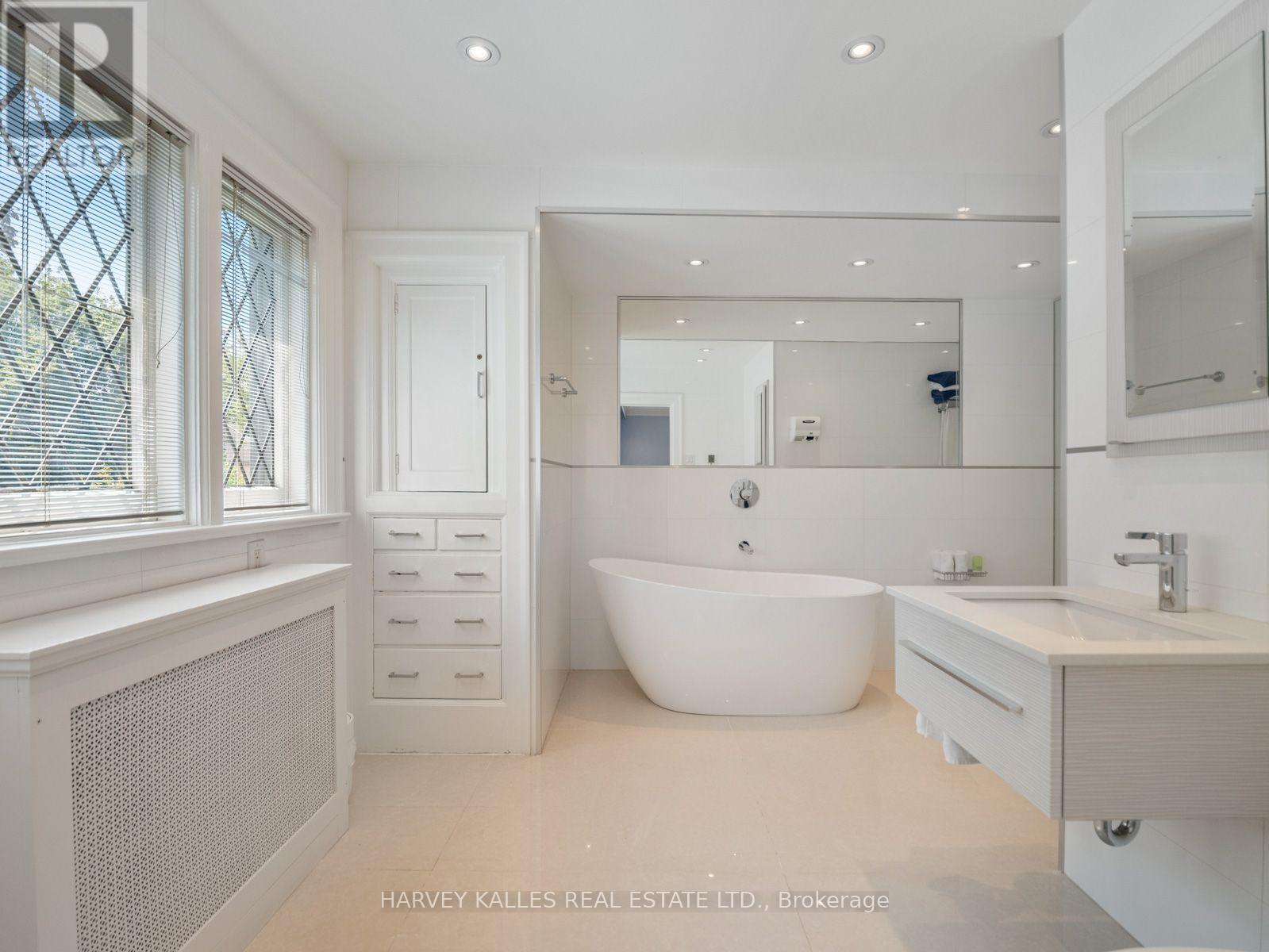 14 Dewbourne Avenue, Toronto, Ontario  M5P 1Z4 - Photo 17 - C13662952
