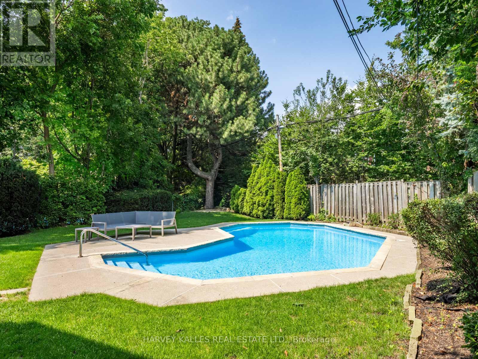 14 Dewbourne Avenue, Toronto, Ontario  M5P 1Z4 - Photo 2 - C13662952