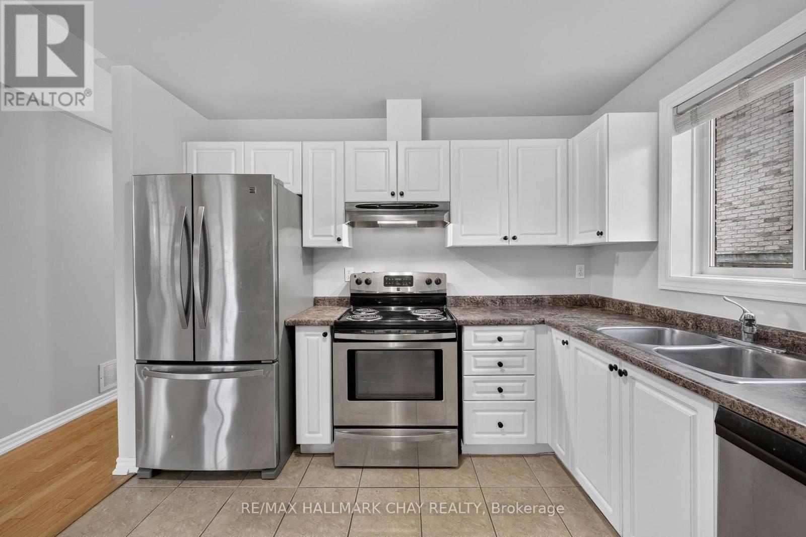 39 Hanmer Street E, Barrie (East Bayfield), Ontario  L4M 6V3 - Photo 4 - S13663004