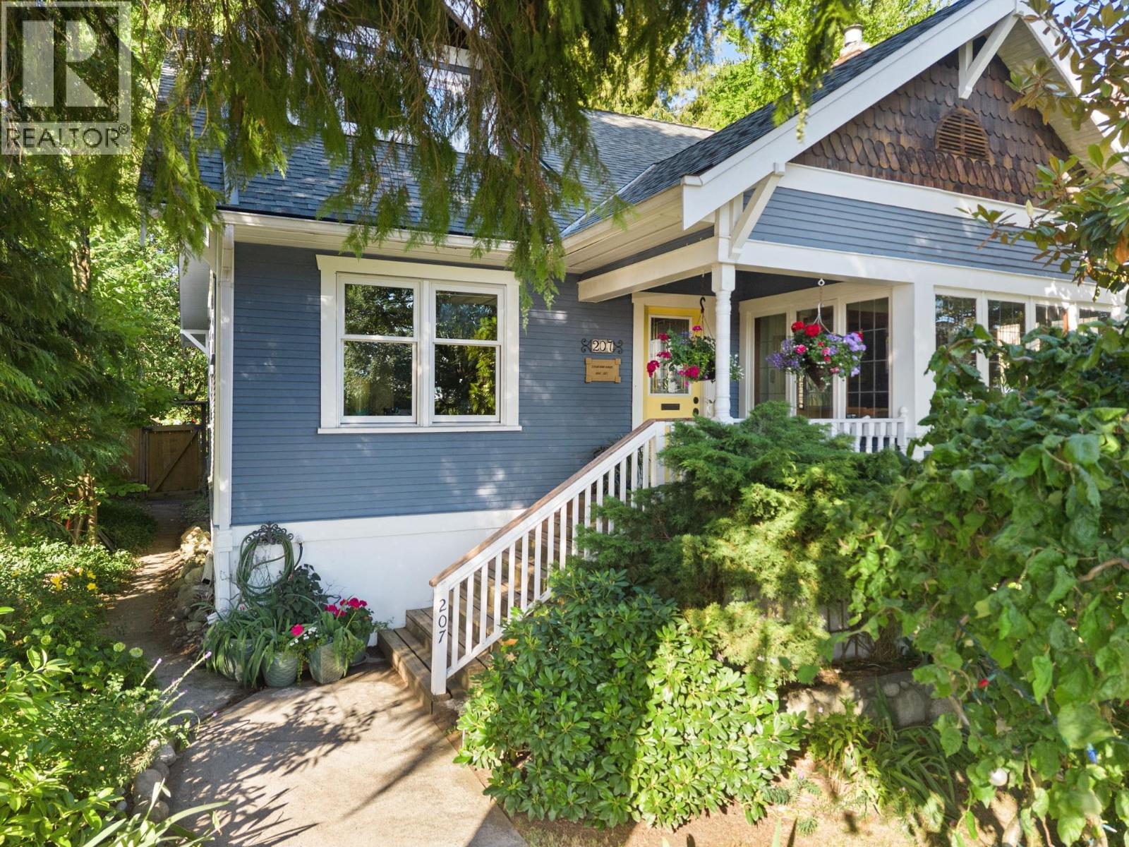 207 EIGHTH STREET, New Westminster, British Columbia