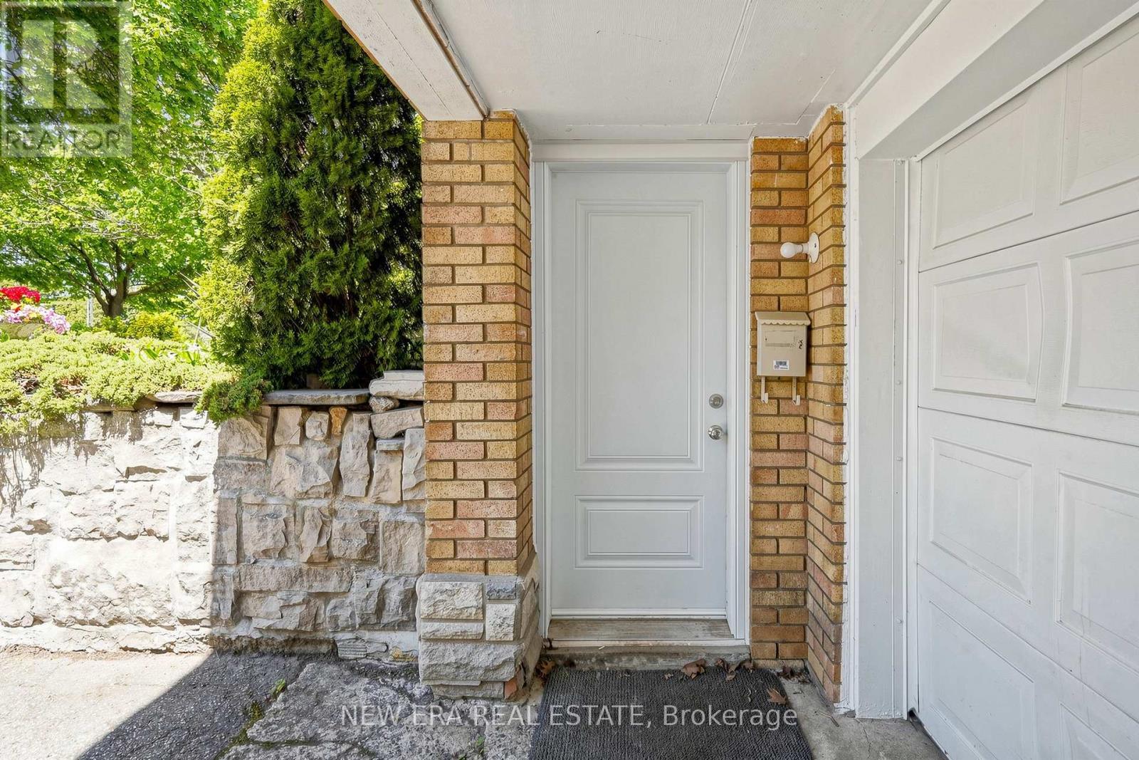 197 Lucas Street, Richmond Hill, Ontario L4C 4P8 - Photo 3 - N13663042