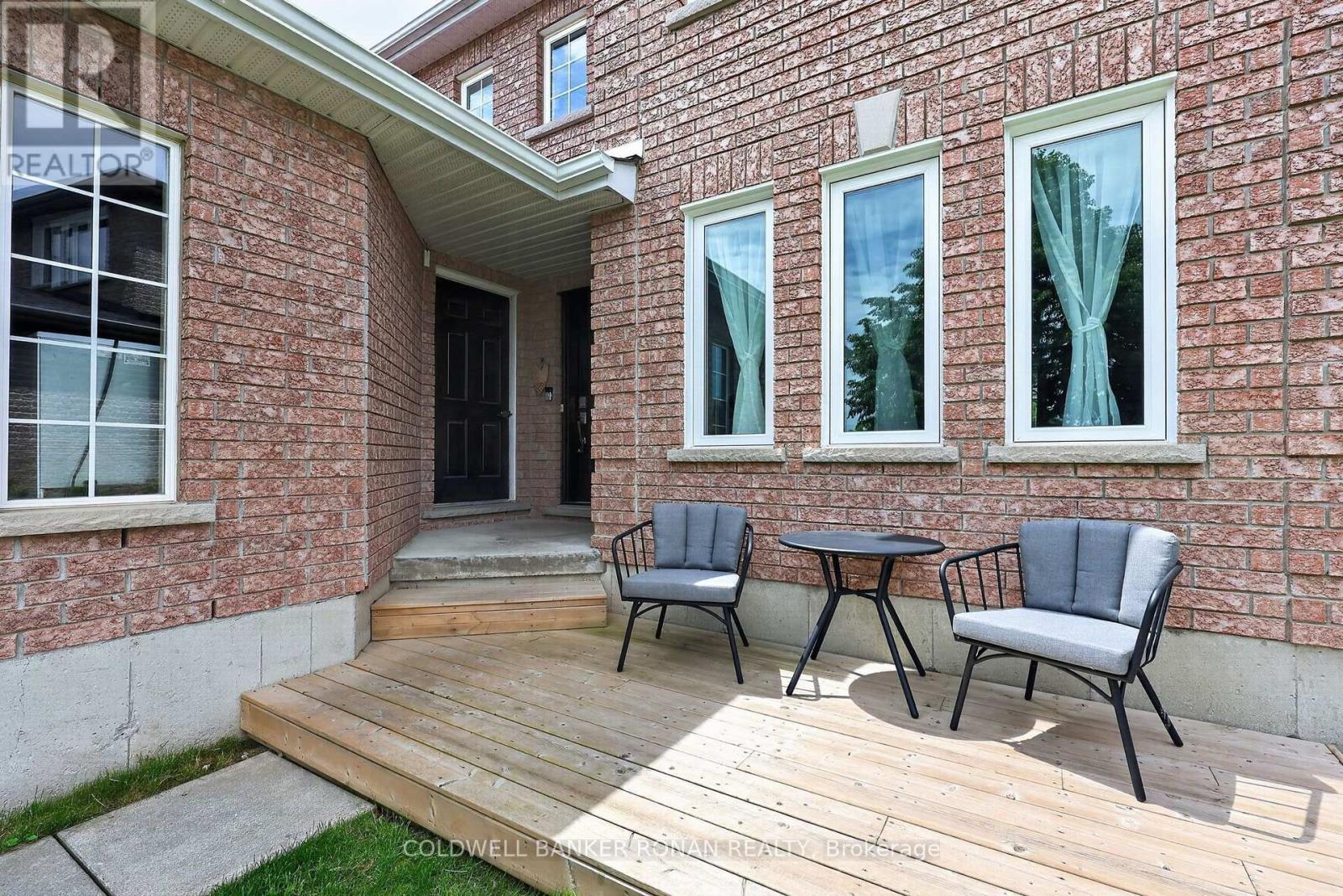 24 Ryan Court, Barrie, Ontario L4M 6N7 - Photo 3 - S13663214