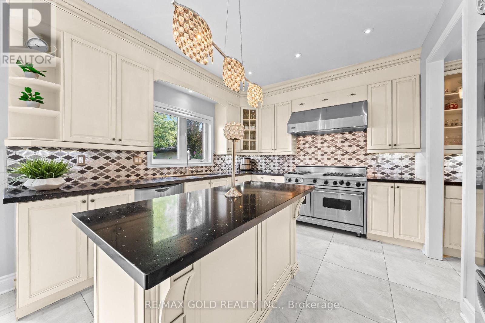 31 Fontainebleu Road, Brampton, Ontario  L6P 1Z1 - Photo 12 - W13663106